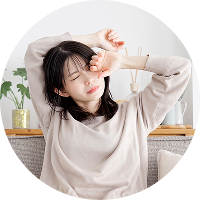 首や肩に手を当てる女性