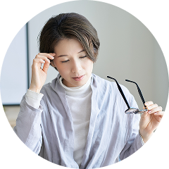 疲れた表情の男性
