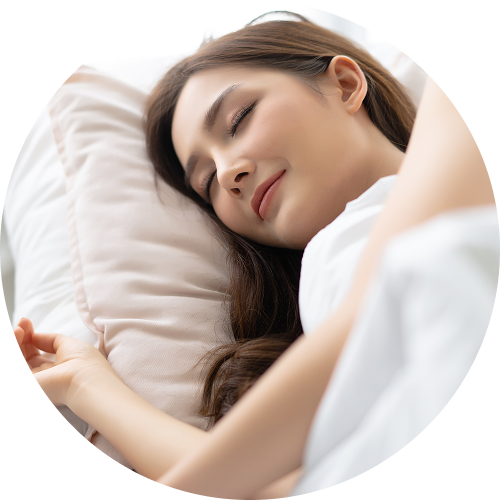 白い枕で安らかに眠る女性